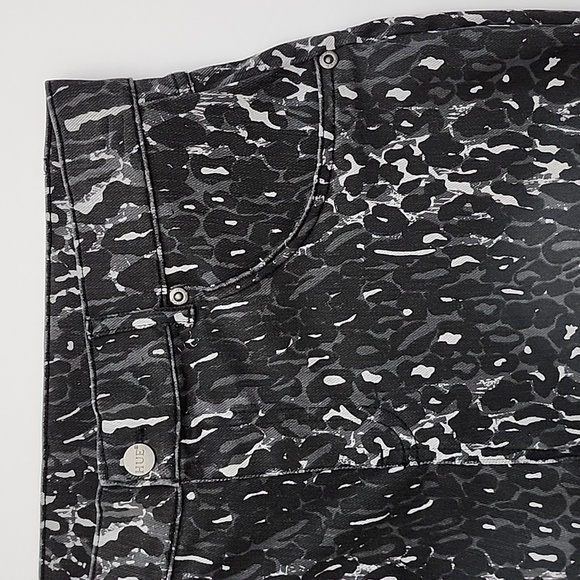 HUE Women's Ultra Soft High Waist Denim Leggings Black Leggy Leopard Size Medium - Picture 7 of 16